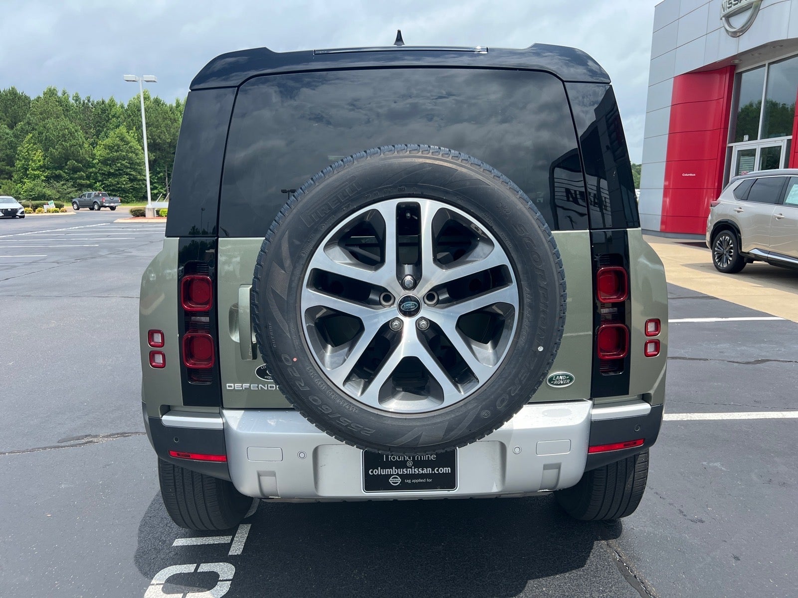 2023 Land Rover Defender — detail view
